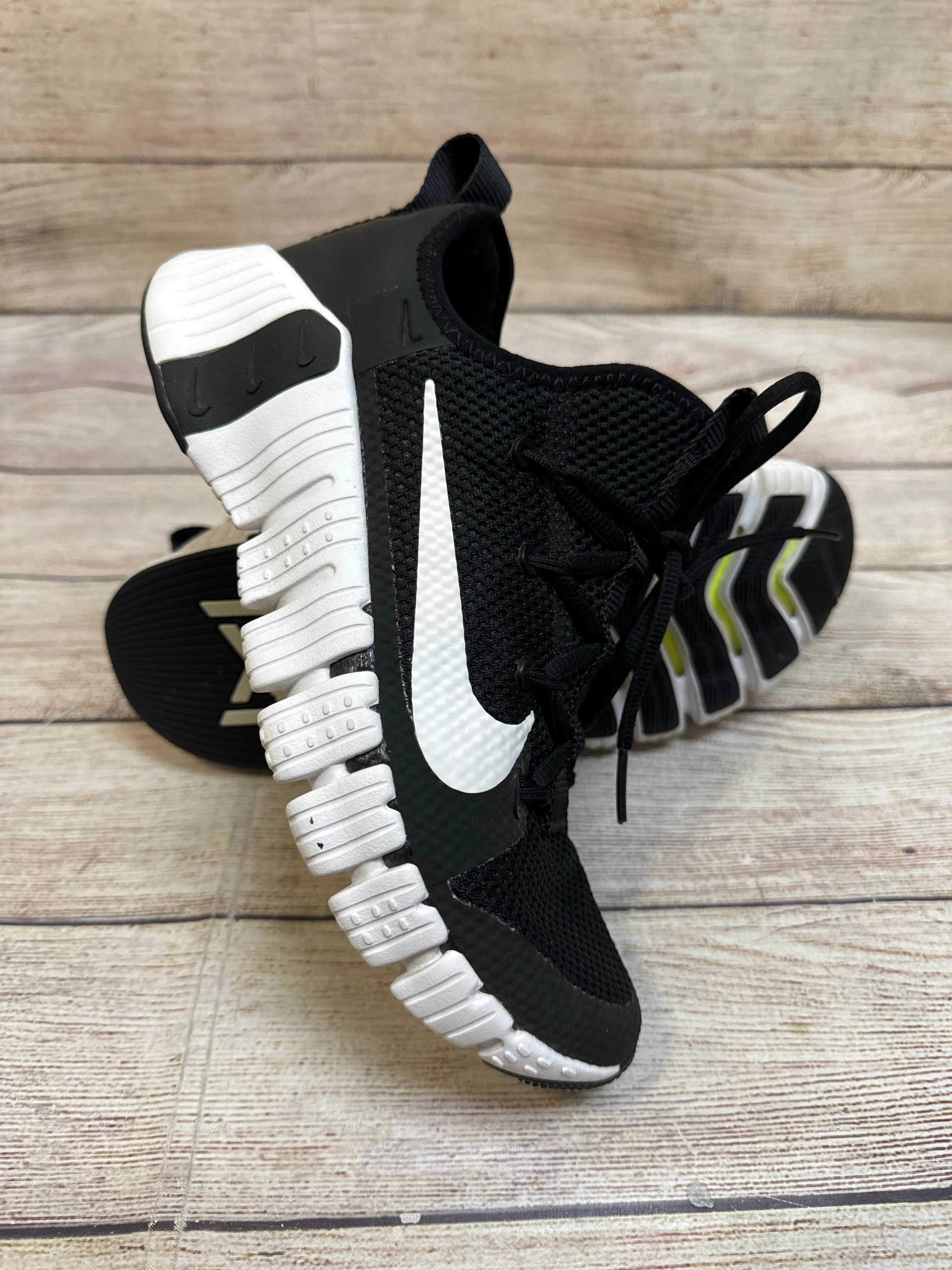 Shoes Athletic By Nike In Black & White, Size: 7
