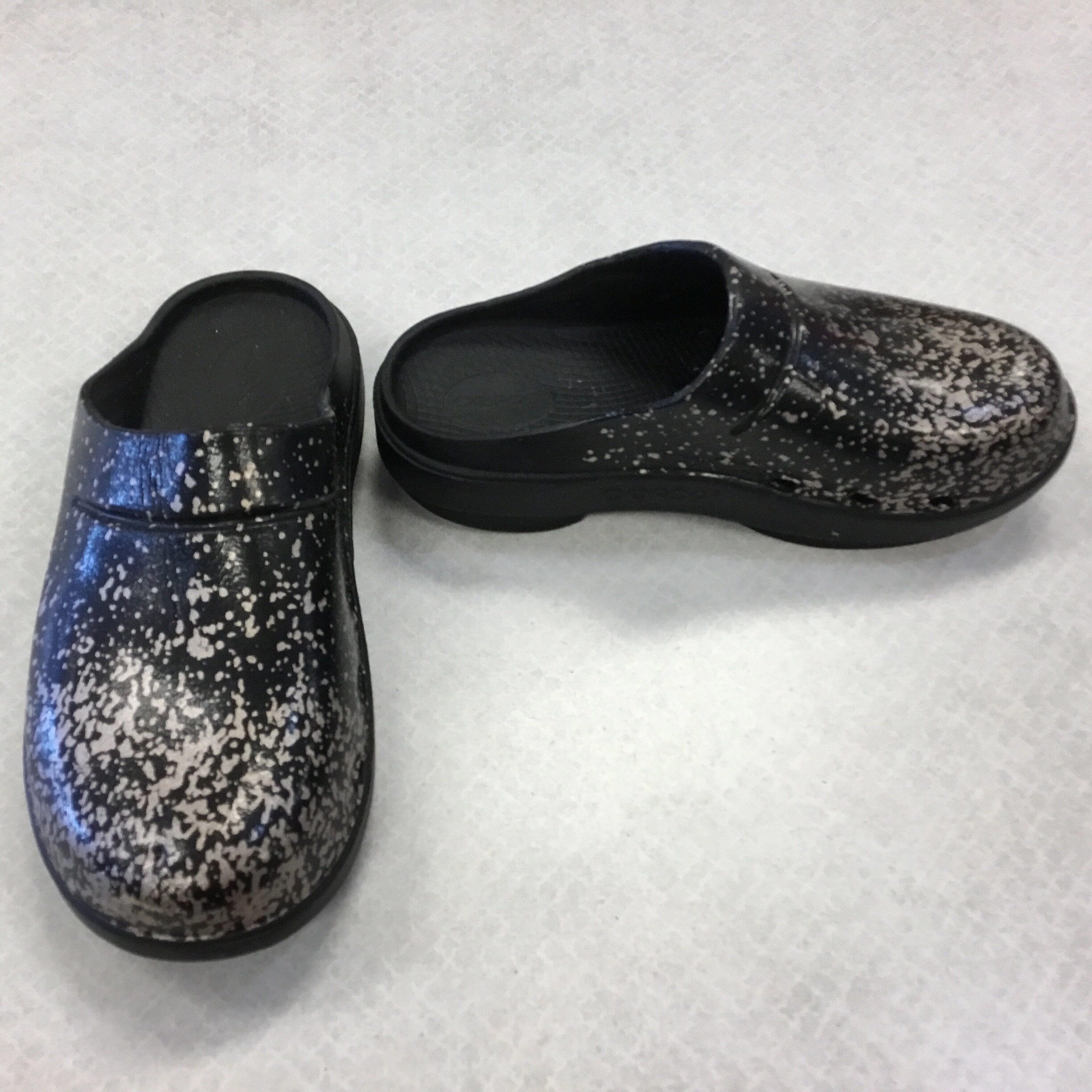 Shoes Flats By Oofos  Size: 8