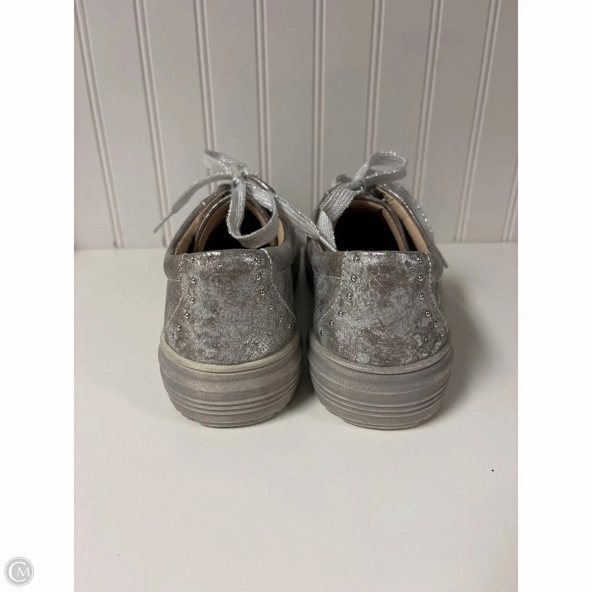 Shoes Sneakers By Clothes Mentor In Silver, Size: 10