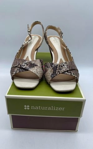 Women's Naturalizer Sandals. 8