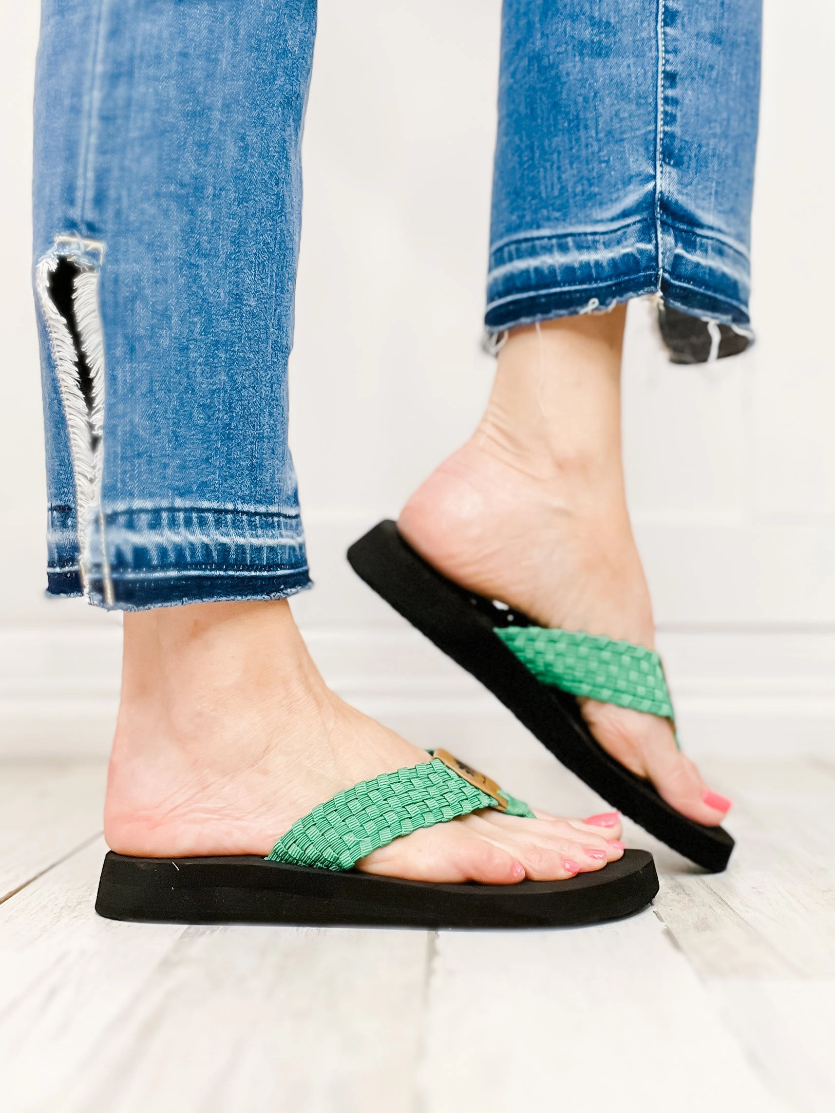 Yellowbox Soleil Flip Flop Shoes in Kelly Green